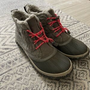 Like new Sorel Out and About grey boots
